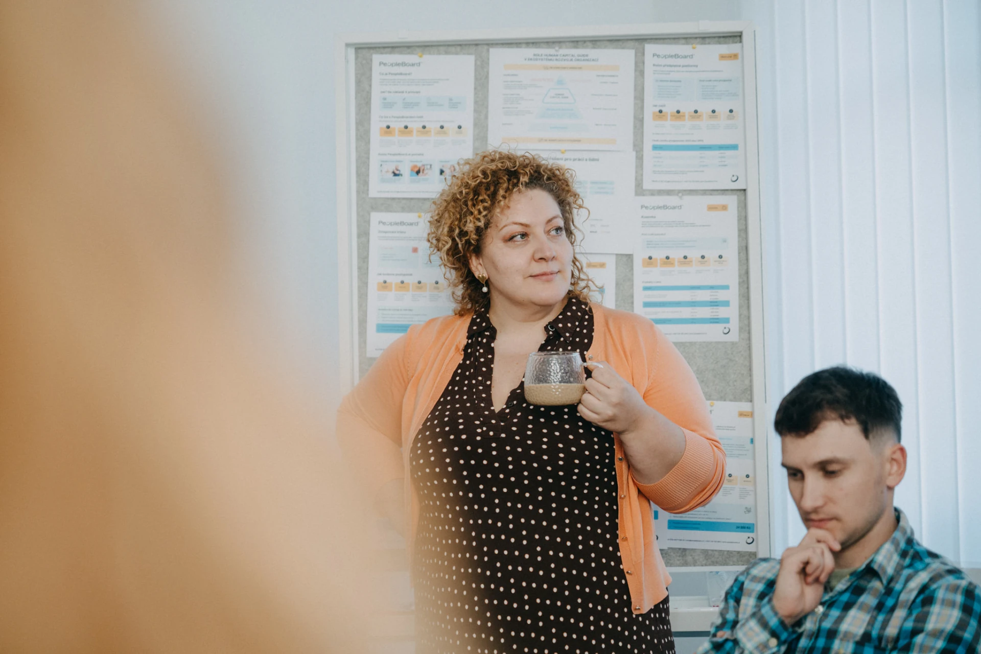 Beáta Holá s hrnkem při setkání v kanceláři PeopleBoardu